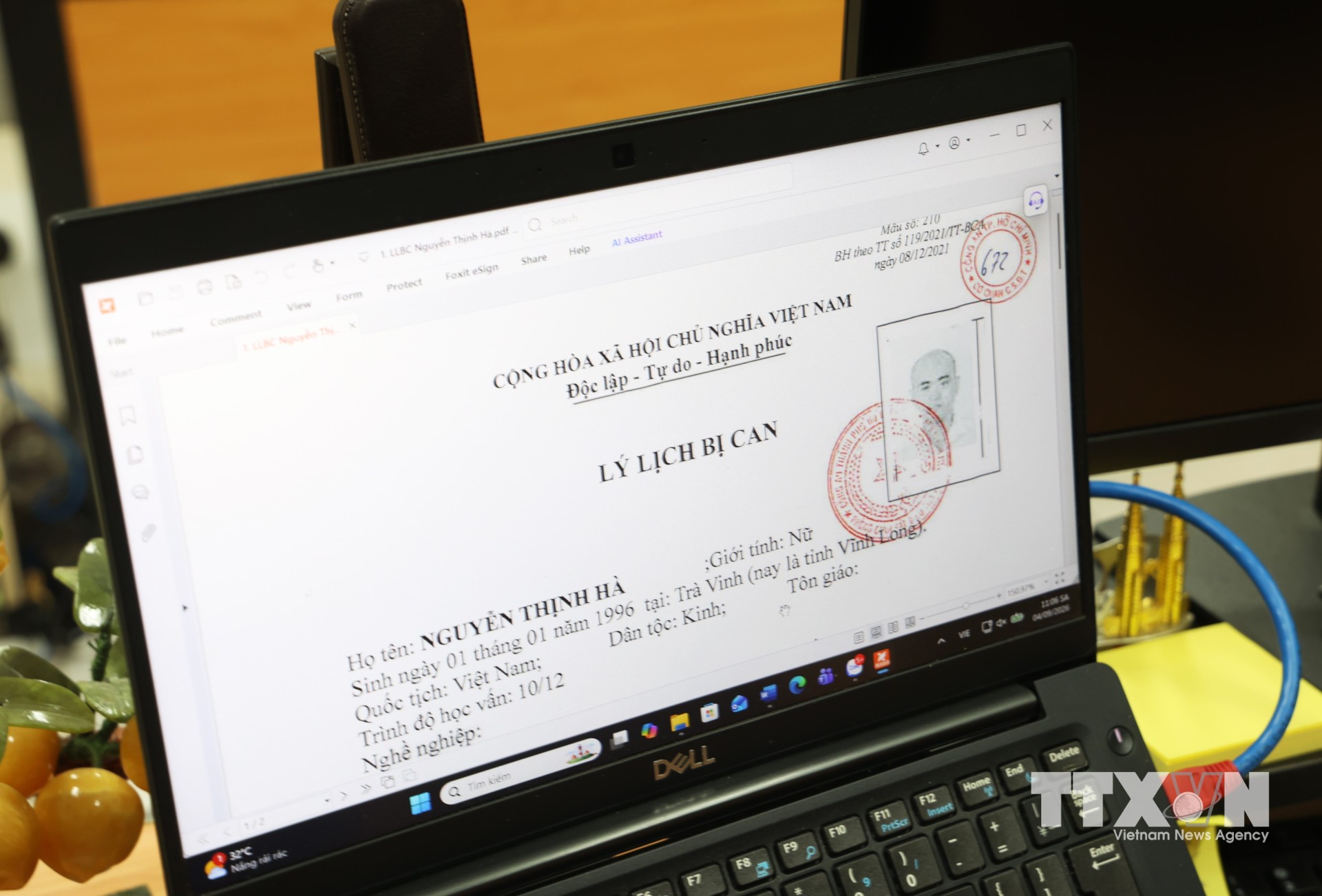 Cán bộ, Kiểm sát viên khai thác hồ sơ điện tử, phục vụ công tác nghiên cứu và kiểm sát điều tra, xét xử. (Ảnh: Hồng Đạt/TTXVN)